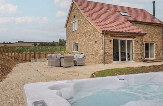 THE FOX DEN, pet friendly, with hot tub in Yeovil, Somerset