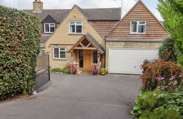 THE GABLES, pet friendly, character holiday cottage in Sheepscombe