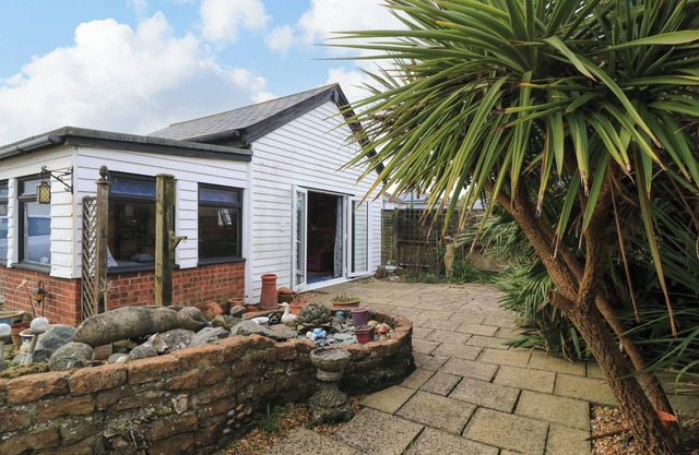 THE GAMES ROOM, pet friendly, with a garden in Bracklesham Bay