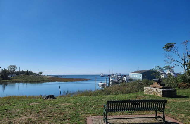 The gardners Cottage 1 mile from long Island Sound - pet friendly