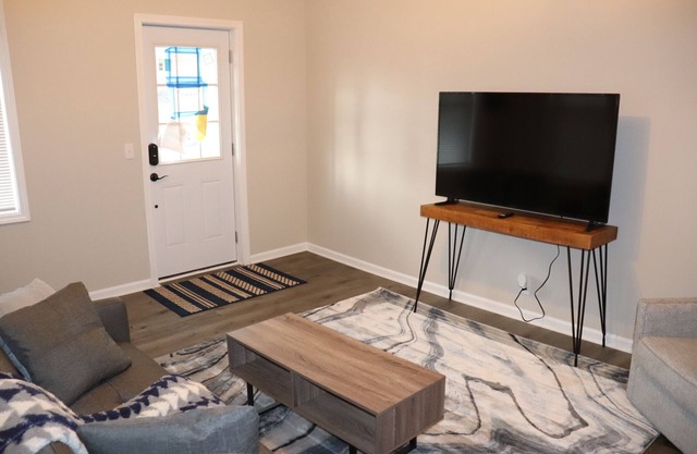 The Geneva Getaway- remodeled apartment walking distance from downtown Geneva