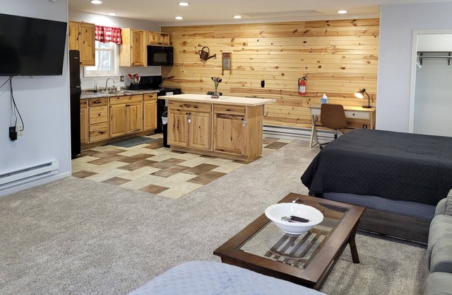 The Getaway 2 Hot tub, Full Kitchen, Sleeps 8