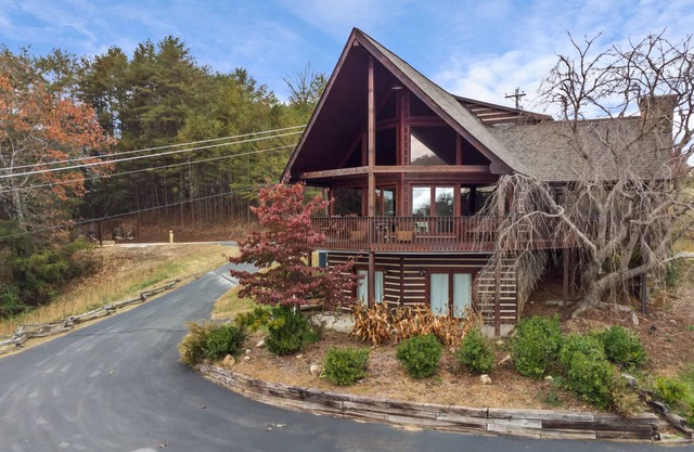 The Giant Peach Chalet- BRAND NEW LISTING- 5 min to DT Blue Ridge
