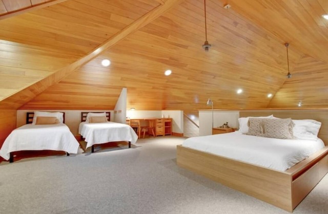 The Glass Estate -Hot Tub, Theatre Room, & NEW Patio