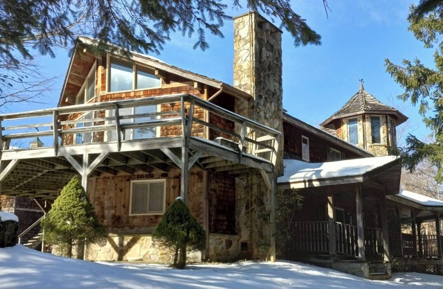 The Golden Eagle Vacation Rental, a 3 minute walk to Timberline Ski Slopes