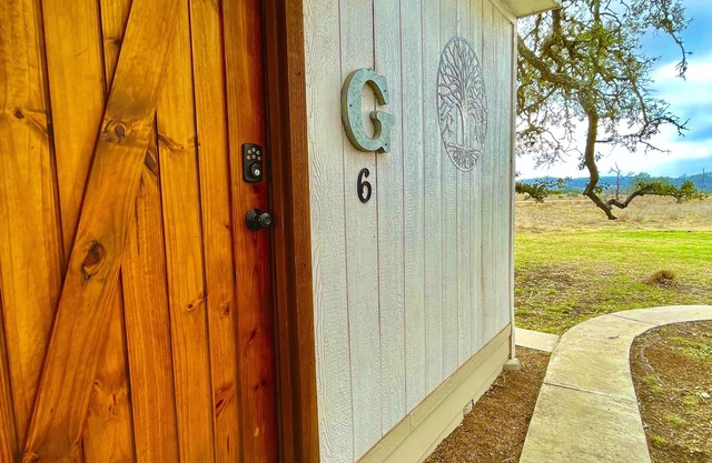 The GOODNIGHT: Sweet Treehouse suite with kitchenette in the Texas Hill Country