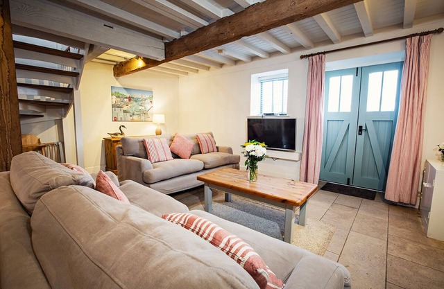 The Granary, 550m from descent to Durdle Door! Shared additional facilities.