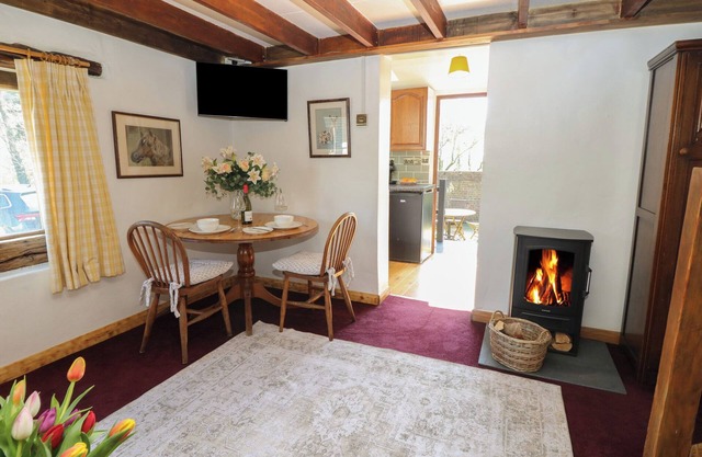 THE GRANARY, romantic, with hot tub in Freshwater