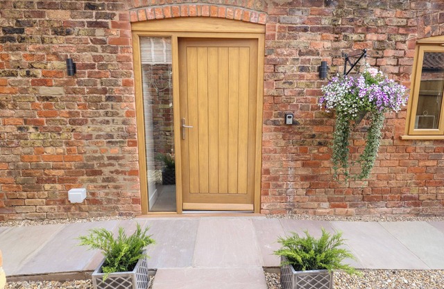 THE GRANGE COTTAGE 2, with hot tub in Waltham