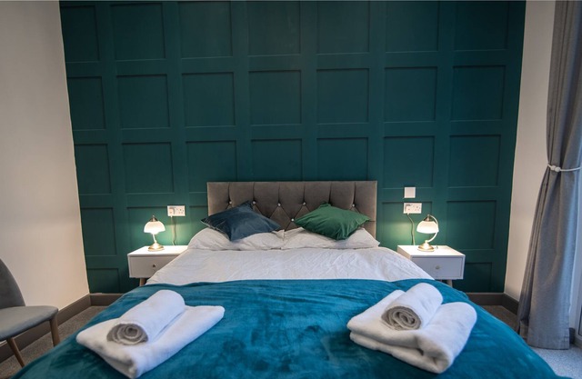 THE GREY ELEGANCE, character holiday cottage, with hot tub in Dover