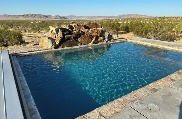 The Hammer House In Ground Pool/Jacuzzi + Garage & WiFi in Johnson Valley, CA