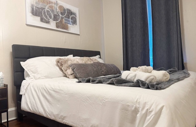 The Harrison F/Steps from Riverfront EVV 1BR/1BA Downtown Apartment