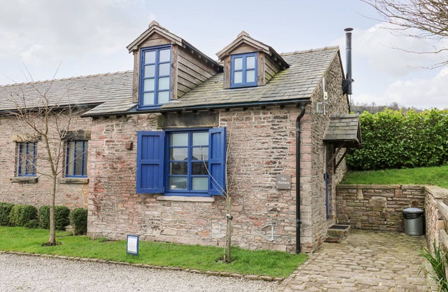 THE HAY BARN, pet friendly, with open fire in New Mills