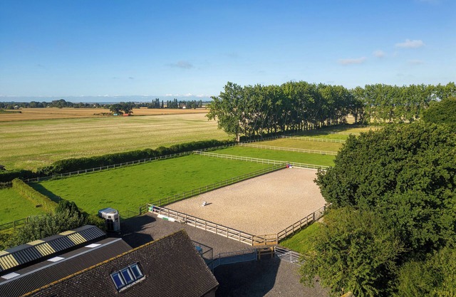 THE HAYLOFT, romantic, character holiday cottage in Chidham
