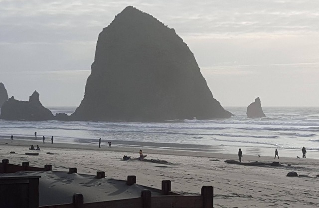 The Haystack House-Cannon Beach Oceanfront Home Steps to Haystack Rock & Midtown