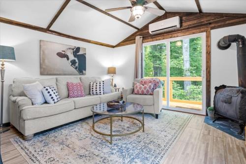 The Heartwood Hideaway-Charming Cabin Getaway-Trails, Creek, and Starry Nights