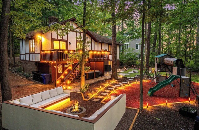 The Hidden Gem! Speakeasy, Karaoke, Hot Tub, Golf