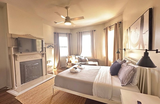 The Historic Darling House + Hot tub in Downtown Savannah! Great for Groups!