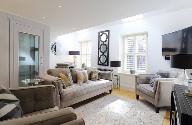 THE HIVE, romantic, character holiday cottage in Stow-On-The-Wold