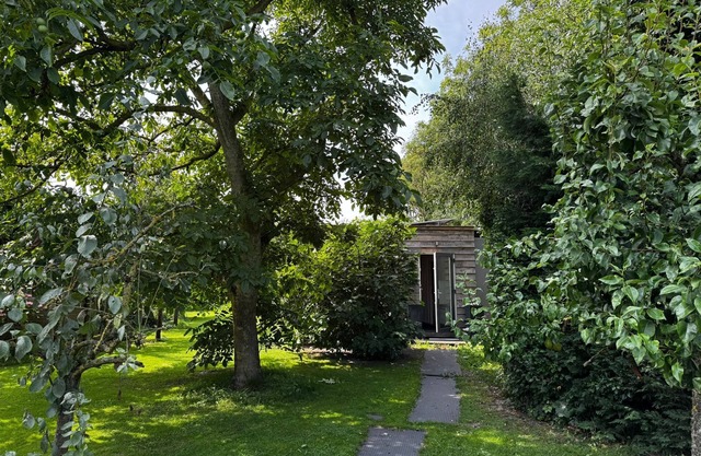 The Hoeve'r Duinzicht vacation apartment is completely at ground level, has three comfortable bedrooms and a sheltered, green garden on the west side. Enjoy peace, space and privacy - with the beach and the cozy center in Fa