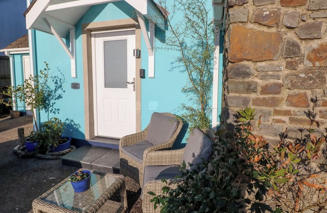 THE HOLLYBUSH, pet friendly, with a garden in Kilgetty