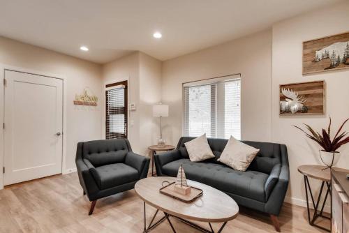 The Hollyhock Hideaway Close to Slopes