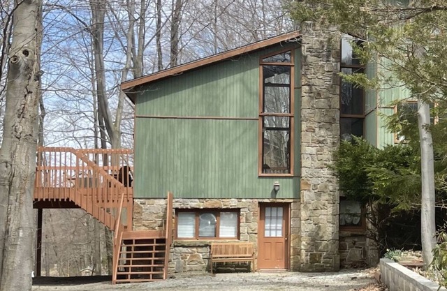 The Homestead at Hidden Valley nGolf, ski in/ski out lakeside home! Pet friendly