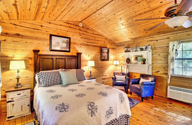 The Homestead is a cozy Couples Fall/Winter Retreat! Firepit/Grill/Pavilion/WIFI