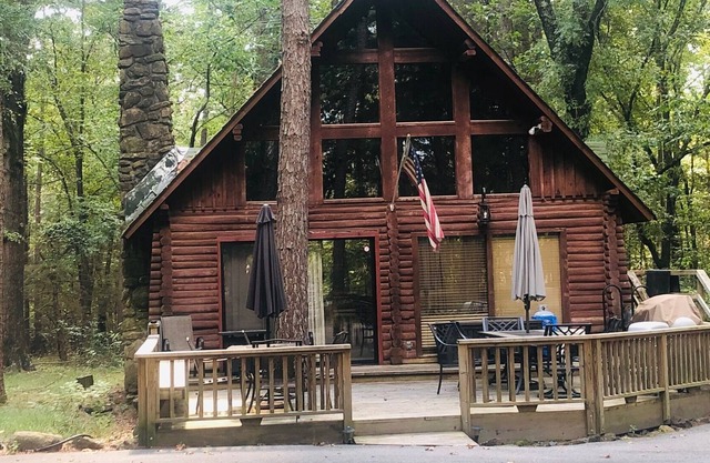 "The Honeymooner" - a rustic, quaint little cabin. OPEN LABOR DAY WEEKEND