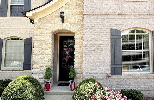 The Hotty Toddy Townhouse! Sleeps 8, 3 Bedrooms, 3.5 baths & 2 miles from Campus