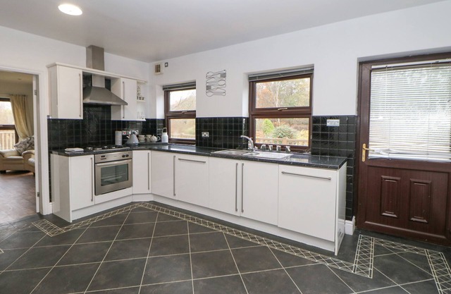 THE HOUSE AT THE SITWELL ARMS, pet friendly in Renishaw