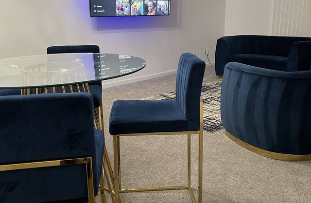 The House of Blues, Cozy Airport Home ?