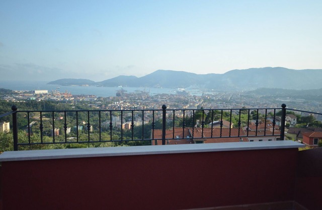 The house with a view of Emma is a charming apartment with a splendid sea view