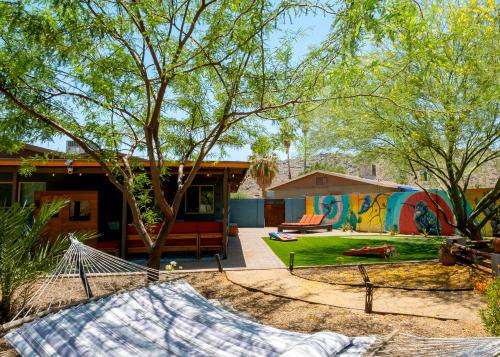 The Hummingbird House, Sauna & Mountain Views!