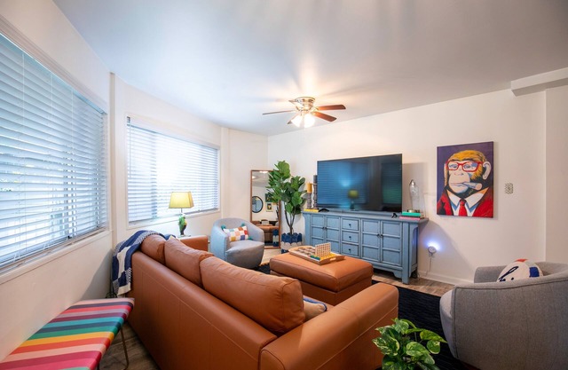 The Hutt, Discounted rate for S. Carolina game!