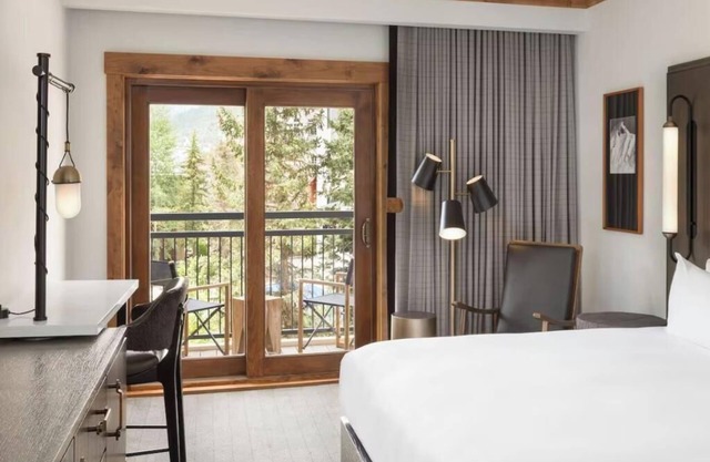 The Hythe Vail - King Room - walk to gondola, pool, dining, spa, gym onsite!
