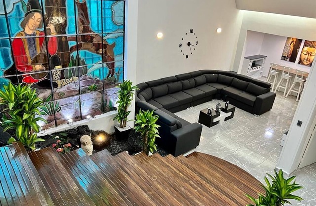 The Imperial 10 bedroom villa (Bachelor friendly) 4 blocks from lleras park