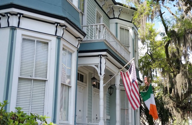 The Janie: A Charming Victorian Downtown near Forsyth Park. Spacious w/Parking