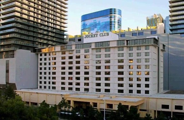 The Jockey Club 1br full kitchen, Monday check-in