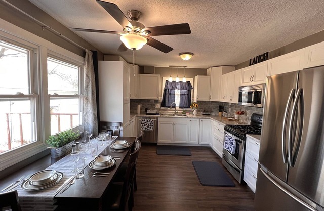 The Johnston House - Located in the heart of Johnston - Close to Saylorville