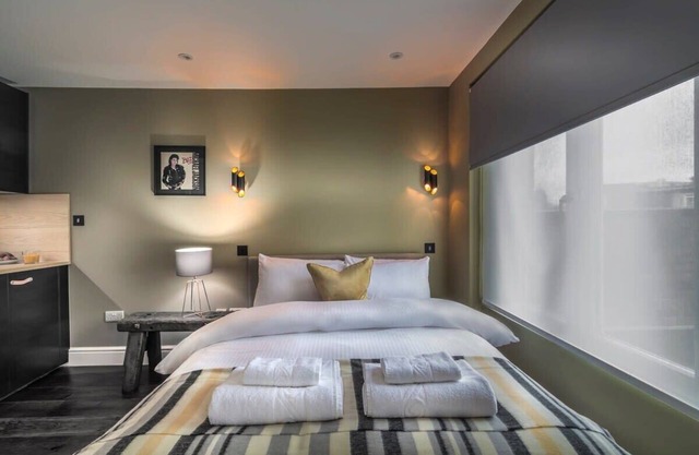 The Knaresborough - Stylish Studio with Balcony
