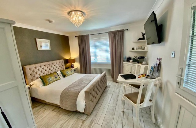 THE KNIGHTWOOD OAK a Luxury King Size Bed - En-Suite Space - LYMINGTON NEW FOREST with Totally Private Entrance - Key Box entry - Free Parking & Private Outdoor Seating Area - Town ,Shops , Pubs & Solent Way Walking Distance & Complimentary Breakfast