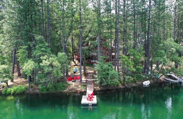 The Lake House at Pine Mountain LakenFamily Lake House, Private Dock & Yosemite!