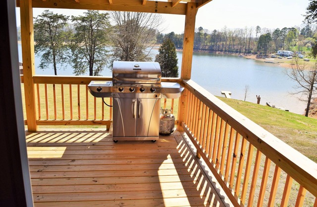 The Lake House Lake front/Private Dock/Sleeps 12