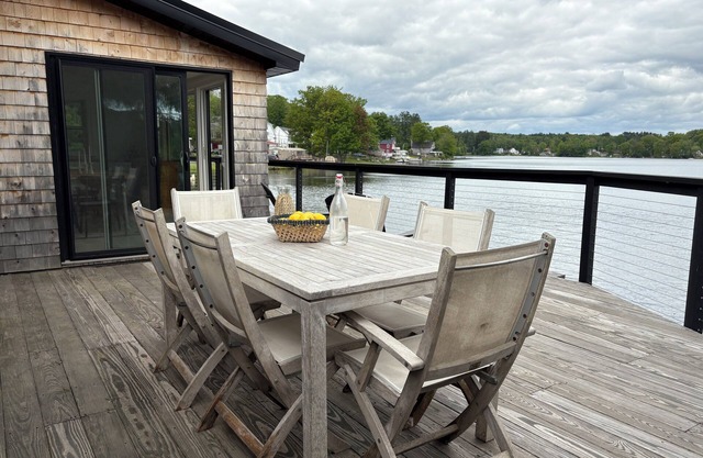 The Lake House With Kayaks and Bikes on the waterfront