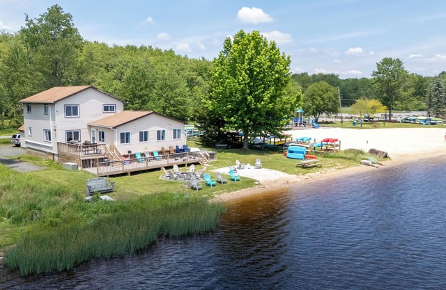 The Lake Life by AvantStay | Lakefront + View + Hot Tub