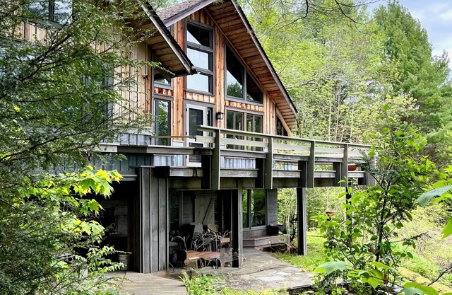 The Lakeview Art House