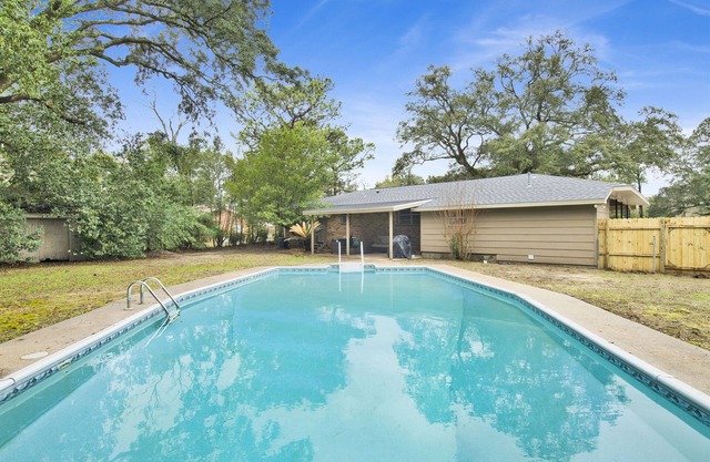 The Langley House-Pool-Beaches-Shopping & Dining-Family Friendly