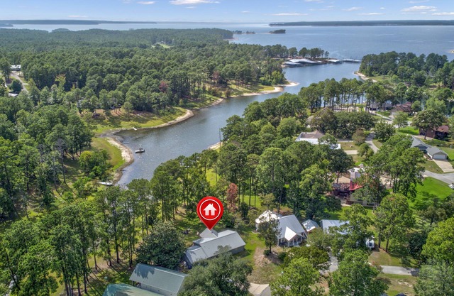 The Lapis Leaf-Water front at Lake Sam Rayburn