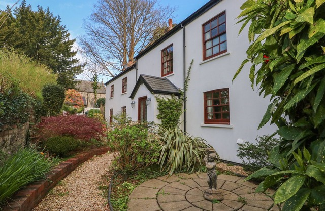 THE LAURELS FLAT, romantic, country holiday cottage in St Fagans